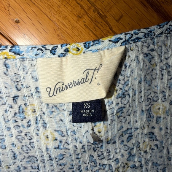 Universal Thread XS Blue and Yellow Floral Blouse New - Picture 3 of 4